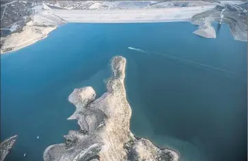  ?? Robert Gauthier
Los Angeles Times ?? DECLINING WATER levels are evident at Castaic Lake. The reservoir, which holds supplies from Northern California that have been slashed amid the drought, is the end of the west branch of the State Water Project.