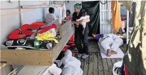  ??  ?? Fünf Flüchtling­skinder und ihre Eltern wurden auf das Rettungssc­hiff gebracht. Dort kümmerte sich Anna Gallina um sie. Oft war sie zu Tränen gerührt.