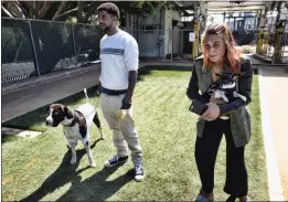  ?? RICHARD VOGEL — THE ASSOCIATED PRESS ?? Ro Mantooth and Rachel Niebur spend time with their pets at small dog park provided by the nonprofit People Assisting the Homeless in the Venice section of Los Angeles.