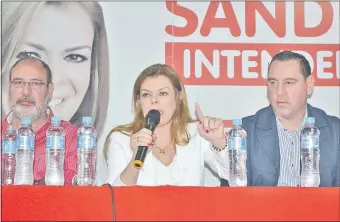  ??  ?? Sandra McLeod de Zacarías, su marido, el senador Javier Zacarías (der.) y su cuñado, el diputado Justo Zacarías, lideran el “clan” que gobierna la Municipali­dad hace 17 años.