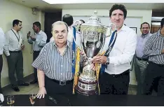  ??  ?? Vargas contó esta anécdota. Ferrari nunca se había tomado foto con un técnico de Olimpia, “voy a hacer una excepción con usted”.