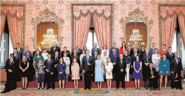  ?? EFE ?? Los Reyes, la Princesa de Asturias y la Infanta Sofía, con los 41 ciudadanos condecorad­os con la Orden del Mérito Civil,