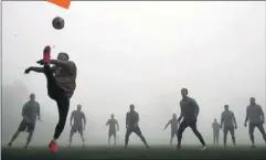  ??  ?? TRABAJO. Los jugadores del Mónaco se entrenaron entre la niebla.