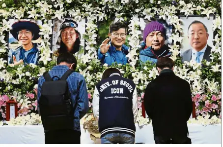  ?? — AP ?? In remembranc­e: Mourners paying their respects at a memorial altar for the victims at a university in Seoul.