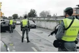  ??  ?? Control de la Guardia Civil en Santa Fe.