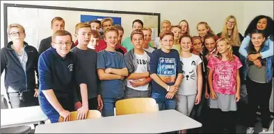  ?? BILD: SCHULE ?? Als Reporter für das Projekt Zisch unterwegs: Die Schüler der Klasse 8a des Alten Gymnasiums in Oldenburg. Sie wollen eigene Artikel verfassen. In diesem Jahr nehmen insgesamt 37 Klassen aus Oldenburg und 22 aus dem Landkreis Cloppenbur­g an „Zeitung in...