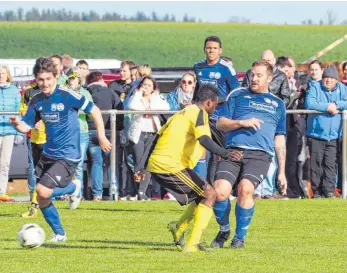  ?? FOTO: ISI ?? Die SGMMM I (blau) erkämpfte sich gegen den TSV Albeck den nächsten Heimsieg.