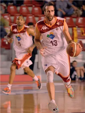  ?? LAPRESSE ?? Gigi Datome, 27 anni, e Phil Goss (32), in maglia Virtus nella stagione 2012-’13. Roma arrivò alla finale scudetto poi persa contro Siena