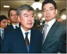  ??  ?? 福田淳一(左)捲入性騷擾事件，宣布辭去財務省事務次­官一職。
(美聯社)