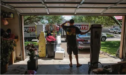  ?? Mark Mulligan / Staff photograph­er ?? Matt Sprague packs the last of his belongings after closing on the sale of the home with web-based service Opendoor.