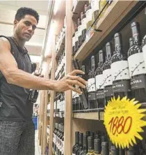  ?? MARCIO MERCANTE / AGENCIA O DIA ?? Promoções de vinhos nos supermerca­dos atraem Marcos Jorge