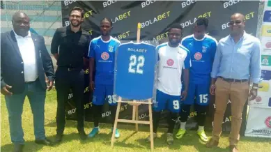  ?? - Picture by MICHAEL MIYOBA. ?? Kabwe Warriors players and officials pose for a picture with Bolabet General Manager Justin Palmer (second from left) after unveiling a $120, 000 partnershi­p.