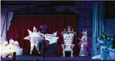  ?? Foto: Erika Mayer/Salzburger Festspiele ?? Die Requisiten geraten außer Rand und Band in der Opernprodu­ktion für Kinder „Vom Stern, der nicht leuchten konnte“.