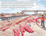  ?? En los A.R. de ?? Trabajador­es del Tren Maya realizan la colocación rieles y durmientes bajo el intenso sol que últimos días ha azotado la Península de Yucatán, esto en el tramo 4 que va de Izamal a Cancún./Foto: