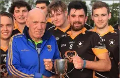  ??  ?? Jack O’Brien presents the cup to Gavin Walker of Réalt na Mara.