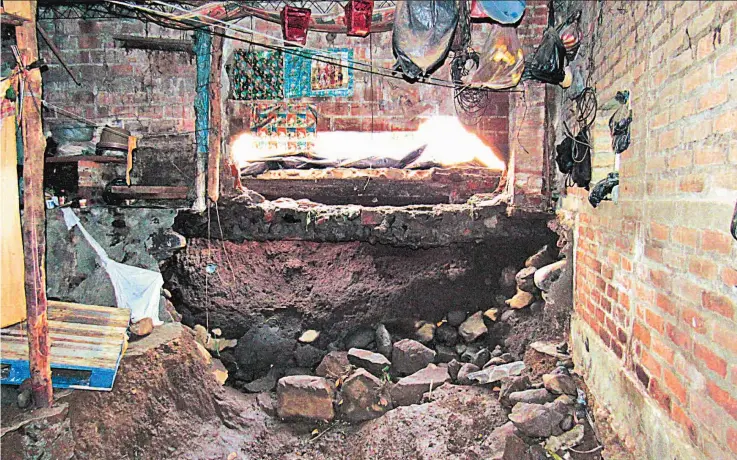  ??  ?? Colapsado. El muro de una vivienda colapsó cuando una fuerte correntada de agua pegó contra él, afectando cuatro viviendas, en Nahuizalco; en una vivía la octogenari­a.