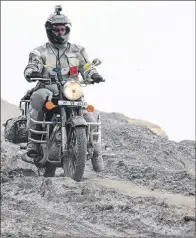  ?? ALISA CLICKENGER VIA AP ?? Alisa Clickenger rides her motorcycle in India, descending the mountains headed for Manali in September 2012.