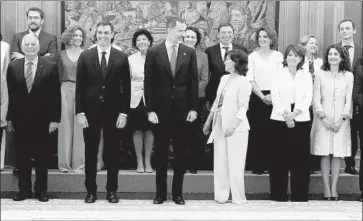  ?? JJ GUILLEN Pool Photo ?? SPAIN’S KING Felipe VI, second from right in foreground, and Prime Minister Pedro Sanchez, second from left, are joined by the newly sworn-in Cabinet members at La Zarzuela Palace near Madrid.