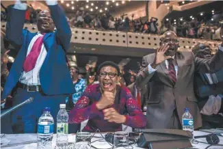  ?? JEKESAI NJIKIZANA AGENCE FRANCE-PRESSE ?? Des membres du Parlement du Zimbabwe ont manifesté leur joie à l’annonce de la démission de leur président, Robert Mugabe.