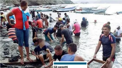  ??  ?? Al lavoro
Gli abitanti di Guaca, villaggio di pescatori sulla costa caraibica del Venezuela, setacciano il fondo in cerca dei gioielli