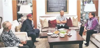  ?? ?? A photo uploaded by Muhyiddin (second right) on Facebook shows him meeting with Abang Johari (right) and Abdul Hadi (second le ) at his residence in Kuala Lumpur yesterday.