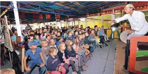  ?? RP-ARCHIVFOTO: STADE ?? Mit Sicherheit ist davon auszugehen, dass die jungen Zuschauer beim Märchen-Festival in der Viller Mühle wieder wie gebannt zusehen werden. Bekannte und sehr individuel­le Märchen werden erzählt und vorgeführt.