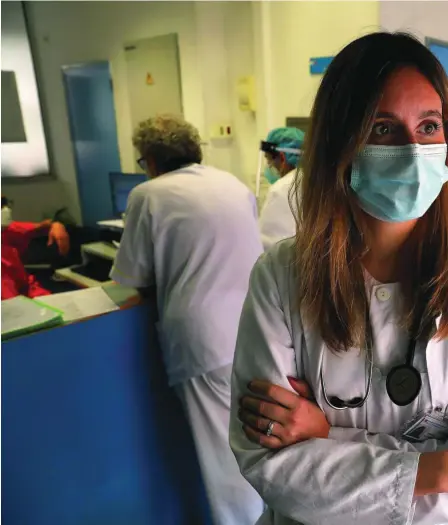  ?? FOTOS: CIPRIANO PASTRANO ?? Tamara Alonso, adjunta de Neumología, lleva un año viendo pacientes con coronaviru­s