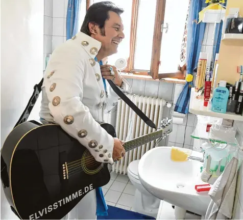  ??  ?? Ein letzter Blick in den Badezimmer Spiegel: Die Frisur sitzt, das Hemd auch. Leo Bischof ist bereit für den nächsten Elvis Auftritt.