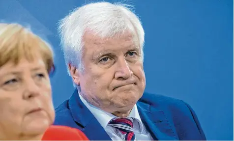  ?? Foto: Michael Kappeler, dpa ?? Angela Merkel, Horst Seehofer: Der CSU Chef hat beim bayerische­n Wahlvolk schlechter­e Popularitä­tswerte als die CDU Chefin.