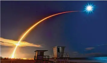  ?? Foto: Malcolm Denemark, dpa ?? Start einer Spacex-rakete in Cape Canaveral: Werden bald auch interkonti­nentale Flüge – etwa von Europa nach Australien– durch den Weltraum führen?
