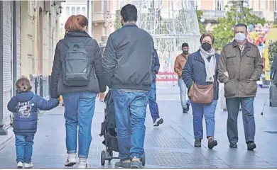  ?? JULIO GONZÁLEZ ?? Paseantes por la calle Ancha de Cádiz.