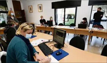  ??  ?? C’est au sein de la salle Simone Veil que les commerçant­s viennent suivre ces formations. Pour le moment, ils sont une quinzaine à y avoir participé et à se dire « enchantés » par cette initiative de la ville.