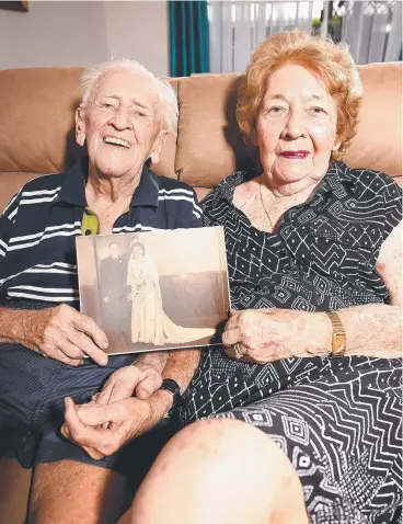  ?? NO ARGUMENTS: Erik, 93, and Violet Nielsen, 89, celebrate their 70th wedding anniversar­y, with a picture taken on their wedding day in 1948. ??