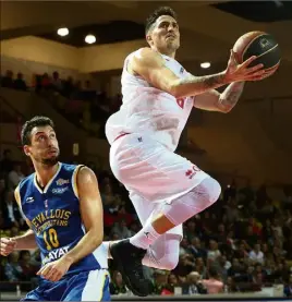  ??  ?? Un Paul Lacombe encore au four et au moulin ( pts,  rebonds,  passes) n’a pas suffi au final pour faire tomber Levallois. (Photos Serge Haouzi/ASM Basket)