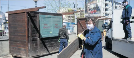  ??  ?? TRŽNICE PO NOVOM MODELU Radnici su jučer na zagrebačko­j tržnici Kvatrić postavljal­i kućice u kojima će OPG proizvođač­i nuditi svoje proizvode