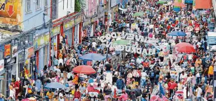  ?? EFE ?? Así se ve por estos días el tradiciona­l sector de San Victorino, en Bogotá, donde muchos bogotanos hacen sus compras navideñas.