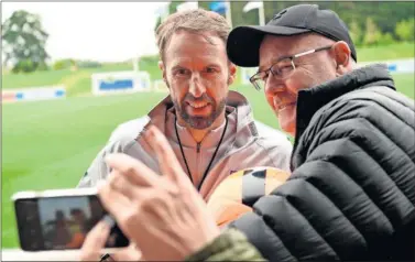  ??  ?? PROBLEMA. Southgate, en la imagen haciéndose un selfie, se encontró con las bajas de Sterling y Lallana.