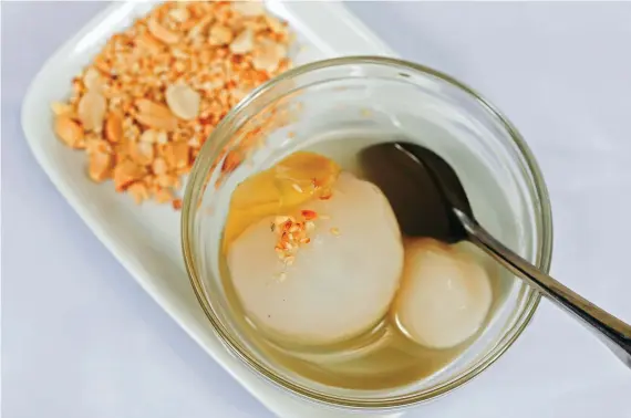  ??  ?? A hot bowl of tangyuan is one of the most delicious Hanoi dish which deserves to be enjoy in the autumn