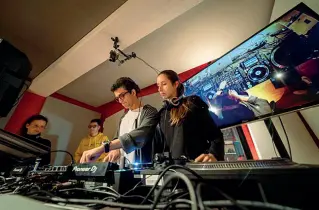  ??  ?? Consolle
La Biennale organizza corsi per i futuri dj e producer