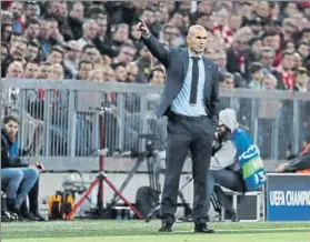  ?? FOTO: EFE ?? Zinedine Zidane da indicacion­es a los suyos, que remontaron tras un mal inicio