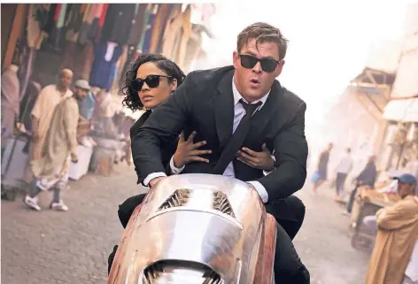  ?? FOTO: DPA ?? Bloß weg: Tessa Thompson und Chris Hemsworth auf der Flucht.