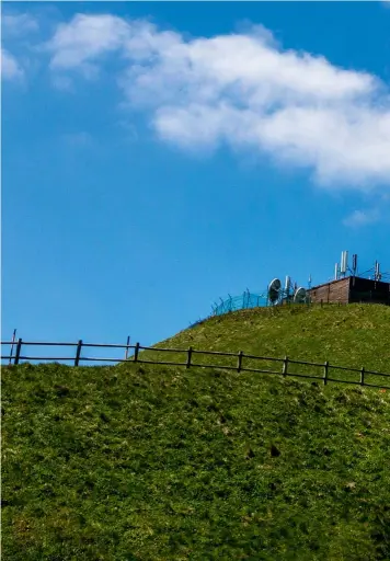  ??  ?? A 1.465 m de altitud, en la cima del Puy de Dôme, un antiguo volcán del Macizo Central de Francia, se alza el Observator­io de Física del Globo. Allí investigan la microbiolo­gía de las gotas de lluvia mediante un aspirador de nubes.