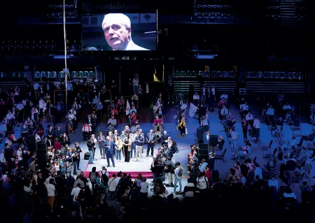  ??  ?? A distanza Giani al centro del Mandela Forum: ieri la festa per la sua elezione (foto Massimo Sestini).
Sotto Nardella suona il violino per lui