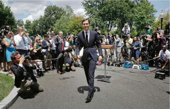  ?? Pablo Martinez Monsivais/Associated Press ?? Genro de Trump e assessor da Presidênci­a, Jared Kushner deixa local onde falou com repórteres depois de audiência no Senado dos EUA ontem (24)