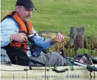  ??  ?? Abajo izq.: kayaks de última generación con espacio de guardado para todo el equipo. Abajo der.: Nicolás con una de las capturas que se obtuvieron alrededor de las cinco de la tarde.