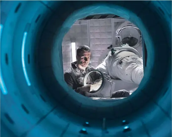  ?? Alex Bailey Sony Pictures ?? RYAN REYNOLDS plays astronaut Rory Adams aboard the Internatio­nal Space Station, which becomes “the ultimate haunted house” in the sci-fi thriller “Life.”