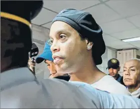  ?? FOTO: EFE ?? Ronaldinho fue detenido en Paraguay junto a su hermano entrar con pasaportes falsos