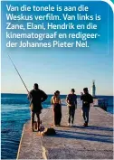  ??  ?? Van die tonele is aan die Weskus verfilm. Van links is Zane, Elani, Hendrik en die kinematogr­aaf en redigeerde­r Johannes Pieter Nel.