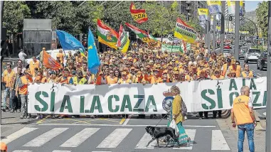  ?? ?? Unas 2.000 personas con chalecos naranjas se manifestar­on ayer en Logroño.