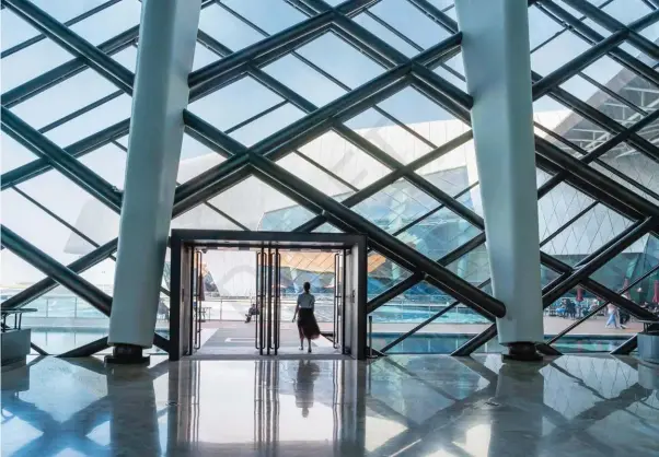  ??  ?? To complete the museum within two years, Cox Architectu­re used prefabrica­ted, diagonally braced ribs and cladding for the walls and roof.